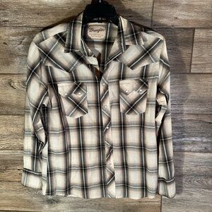 Wrangler long sleeve button up- read description